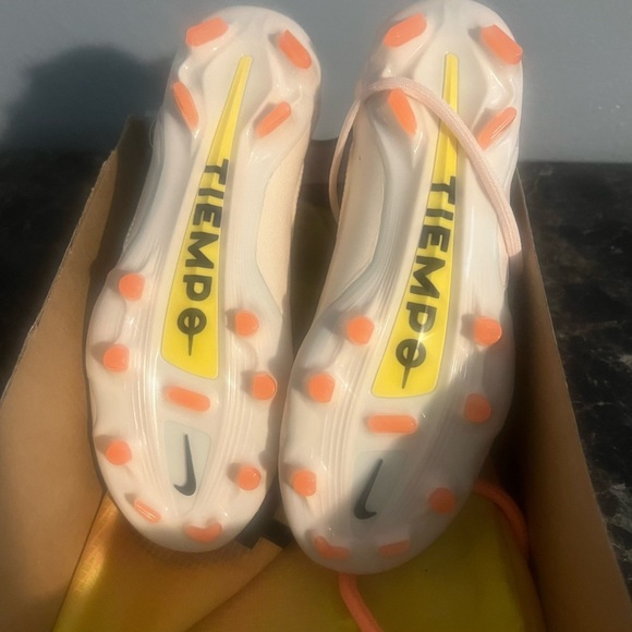 Nike Soccer Cleats woman size 6 new - Picture 3 of 6